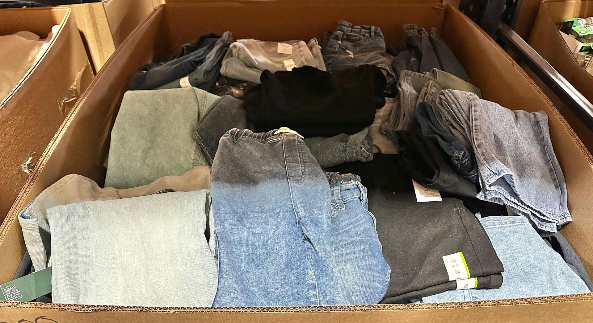 👖Target Jeans & Denim Wholesale Liquidation Pallet #6230 (300 units) - Image 2