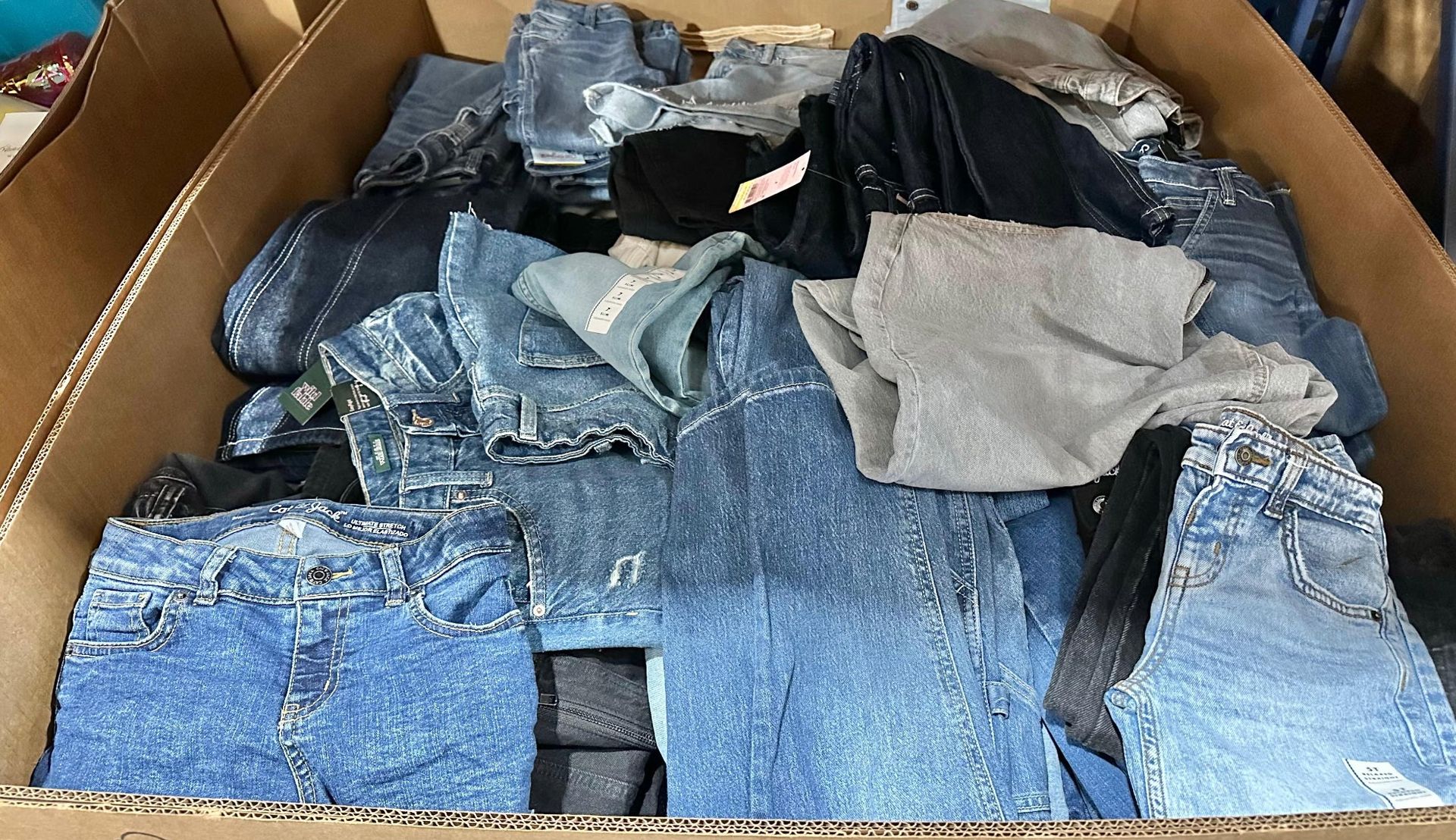 👖Target Jeans & Denim Wholesale Liquidation Pallet #6230 (300 units) - Image 3
