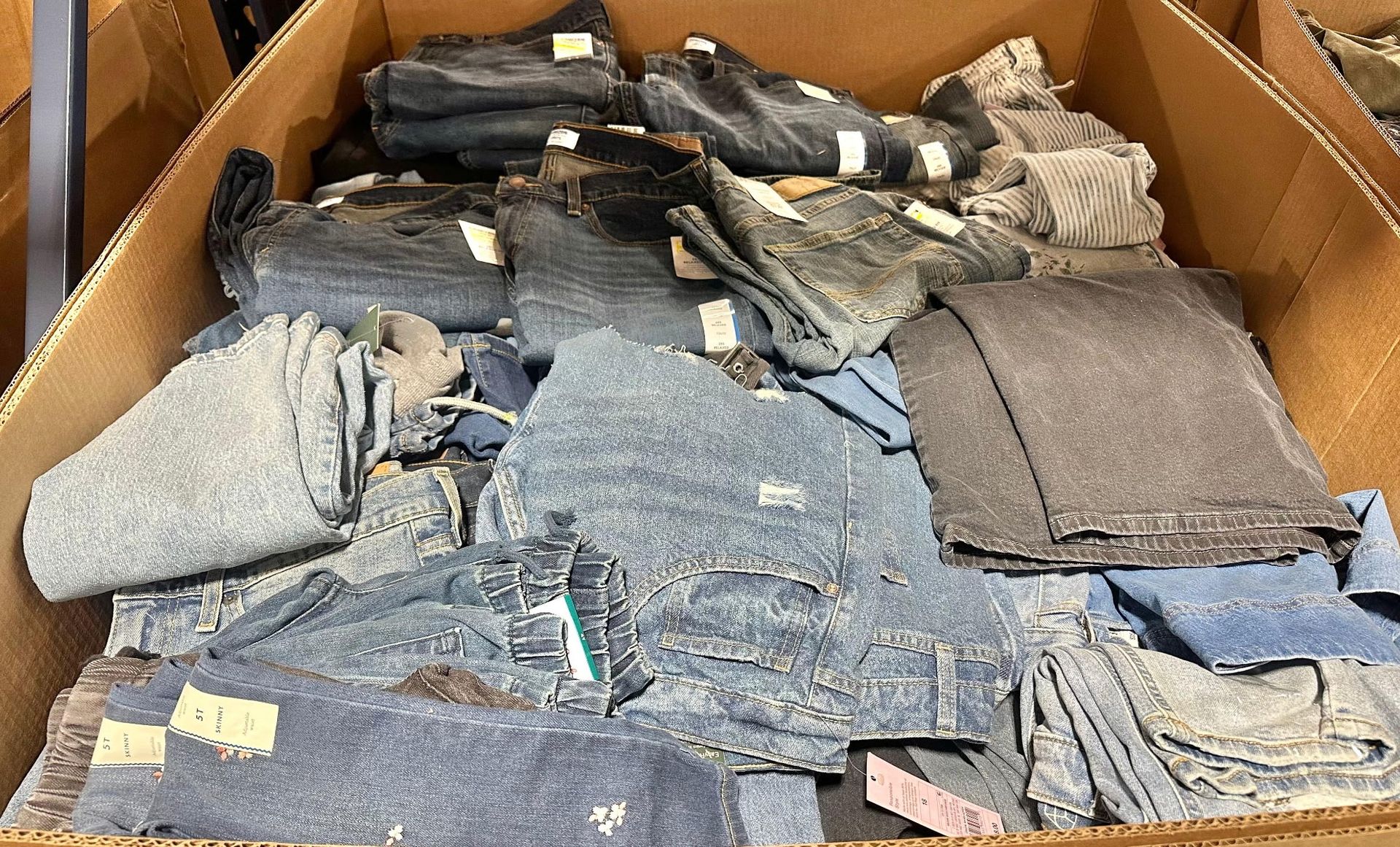 👖Target Jeans & Denim Wholesale Liquidation Pallet #6230 (300 units) - Image 6