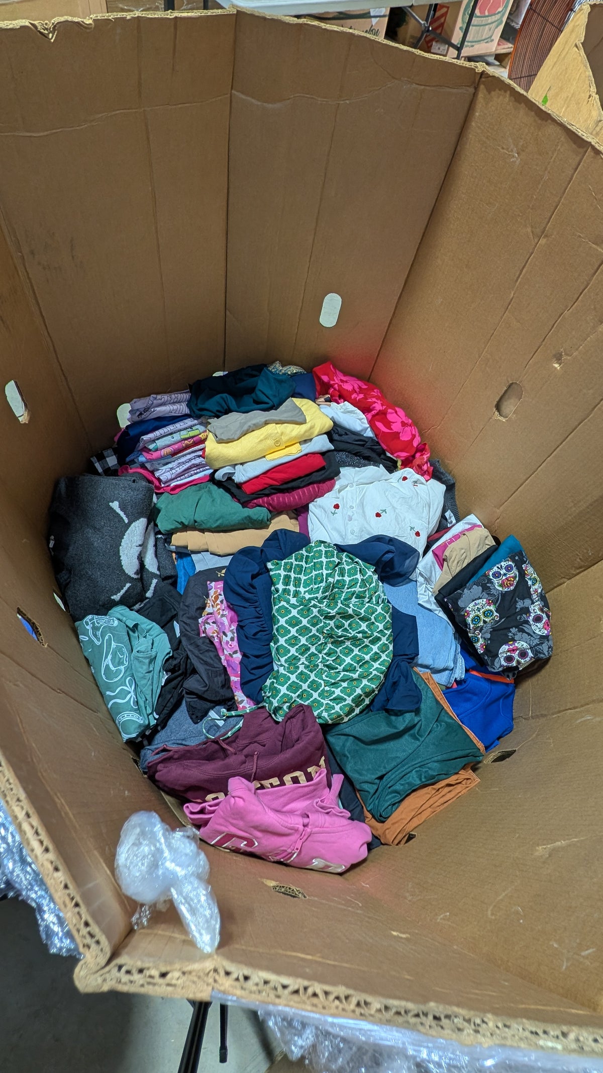 The Ultimate Reseller Clothing Mix – 500-Unit Pallet