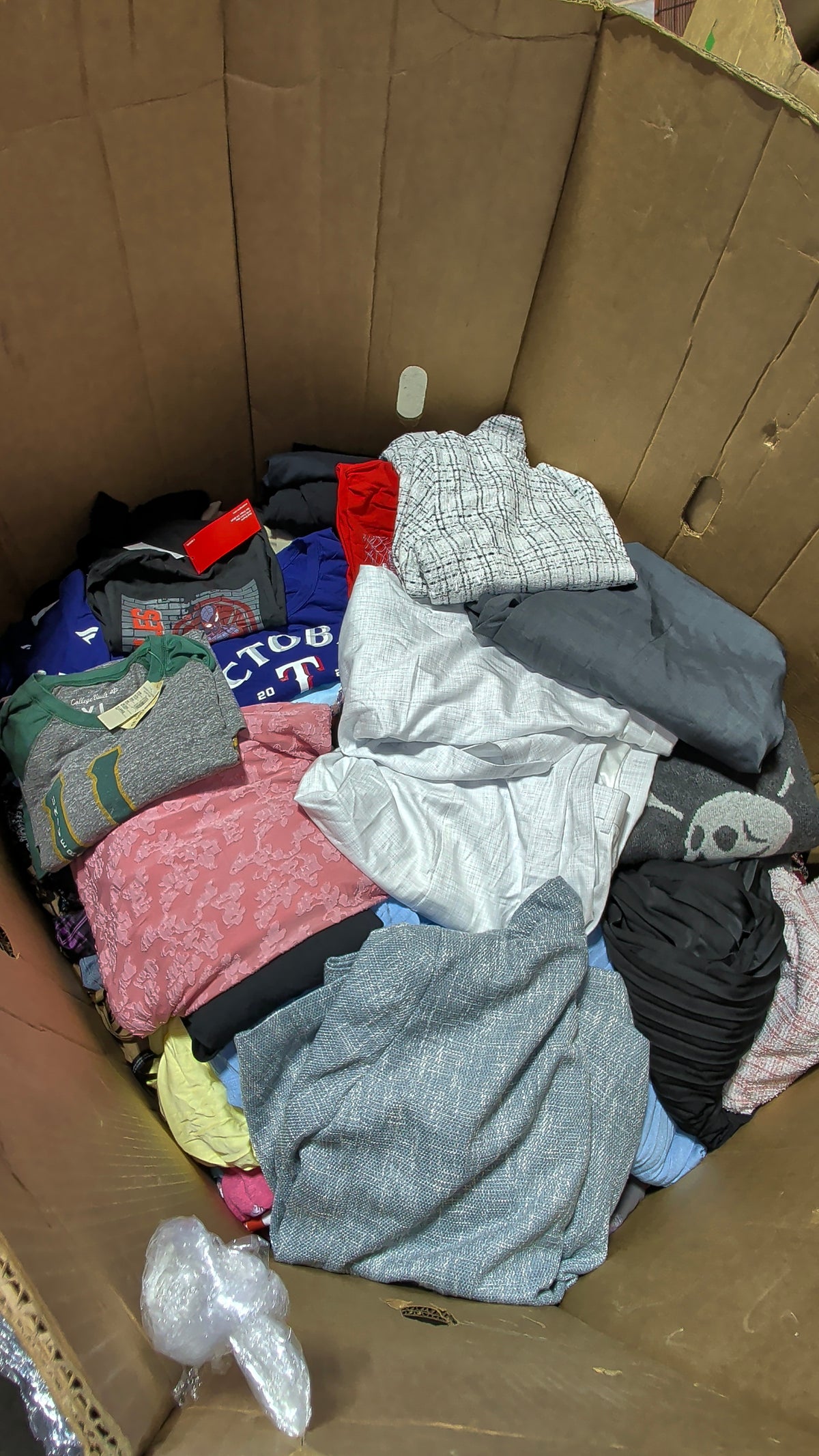 The Ultimate Reseller Clothing Mix – 500-Unit Pallet