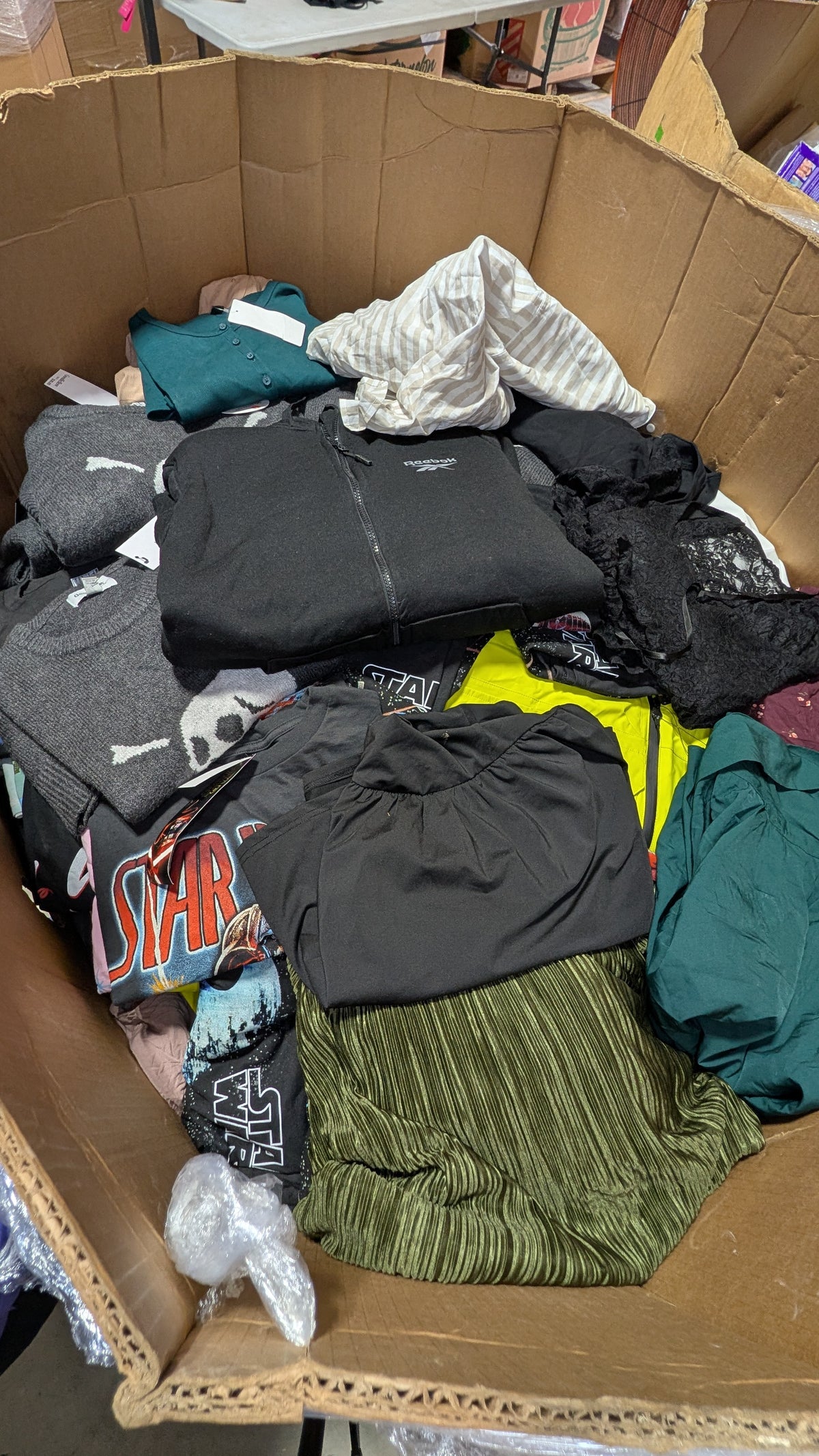 The Ultimate Reseller Clothing Mix – 500-Unit Pallet