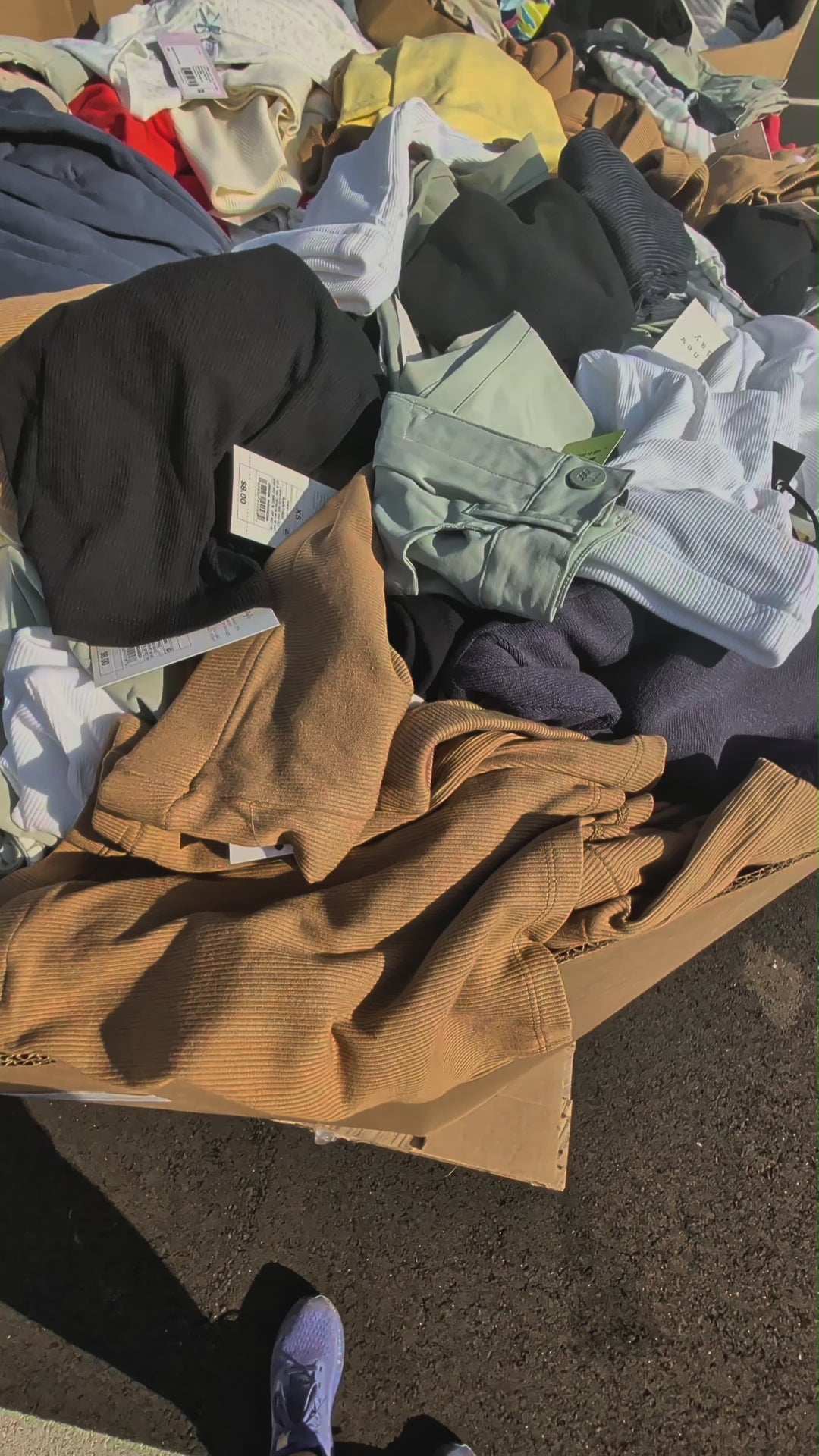 Load video: 📦 2-Pallet Target Apparel - What You See Is What You Get #6566 (2000 units)